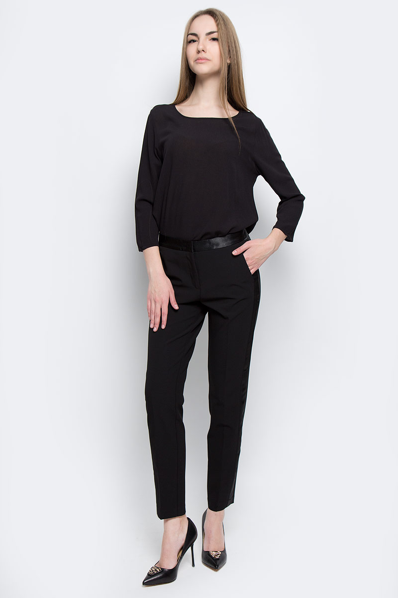 Брюки6404763.00.75_2999 Брюки6404763.00.75_2999Женские брюки Tom Tailor Contemporary прямого кроя и стандартной посадки изготовлены из эластичного полиэстера. Брюки застегиваются на ширинку на застежке-молнии, пуговицу и крючки на поясе. Изделие оснащено двумя втачными карманами спереди и оформлено имитацией втачных карманов сзади. Брюки дополнены декоративными вставками из полиэстера.