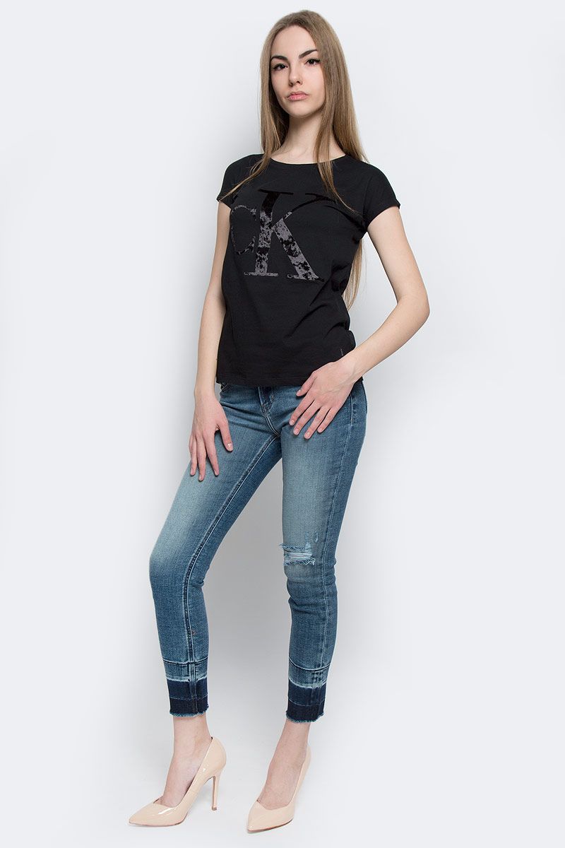 ФутболкаJ20J201330_0380 ФутболкаJ20J201330_0380Женская футболка Calvin Klein Jeans, выполненная из натурального хлопка, поможет создать отличный современный образ в стиле Casual. Футболка с круглым вырезом горловины и короткими-цельнокроеными рукавами. Модель оформлена фирменным принтом с логотипом бренда.