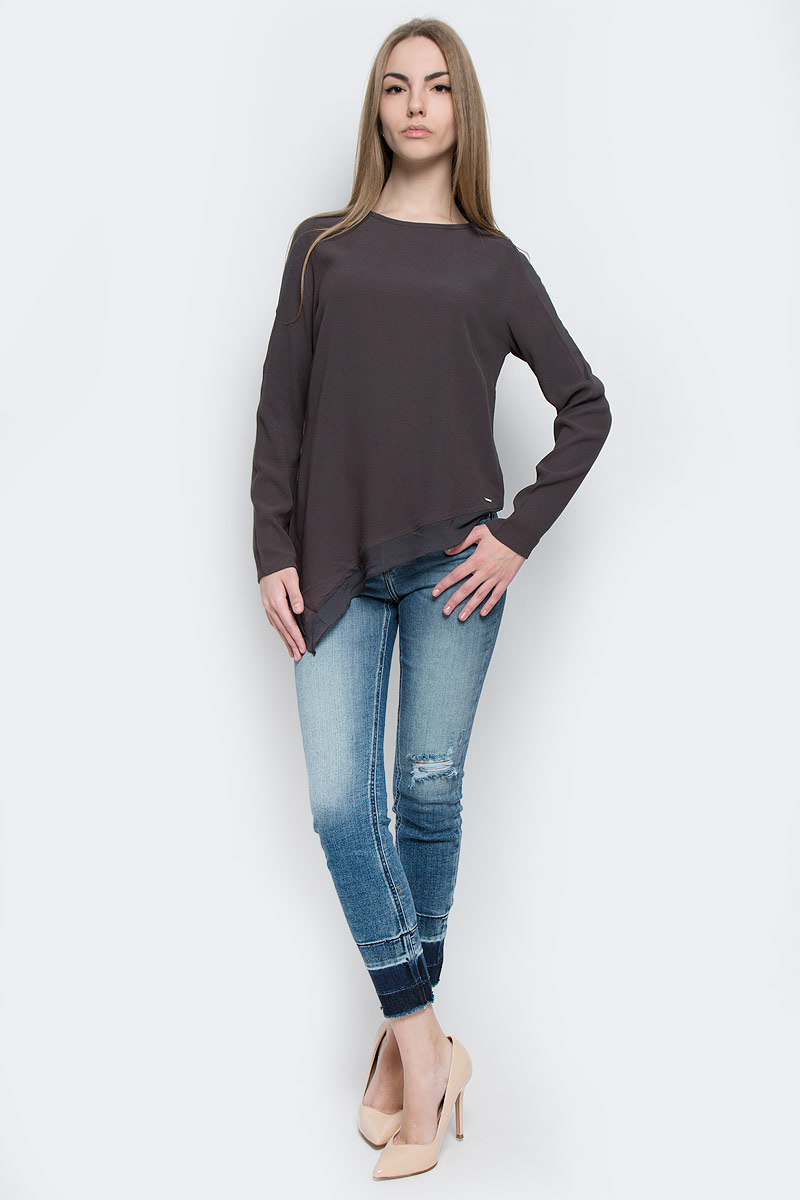 БлузкаJ20J201251_0040 БлузкаJ20J201251_0040Стильная женская блузка Calvin Klein Jeans, выполненная из натуральной вискозы и полиэстера, подчеркнет ваш уникальный стиль и поможет создать женственный образ. Модель c круглым вырезом горловины и длинными рукавами застегивается на потайную молнию по спинке. Низ изделия по одной стороне удлинен. Рукава по всей длине и низ блузки оформлены вставками из полупрозрачной ткани.