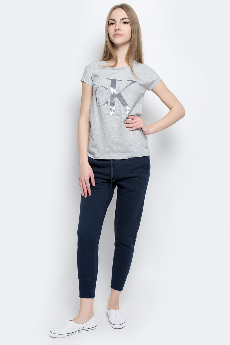 ФутболкаJ20J201330_0380 ФутболкаJ20J201330_0380Женская футболка Calvin Klein Jeans, выполненная из натурального хлопка, поможет создать отличный современный образ в стиле Casual. Футболка с круглым вырезом горловины и короткими-цельнокроеными рукавами. Модель оформлена фирменным принтом с логотипом бренда.