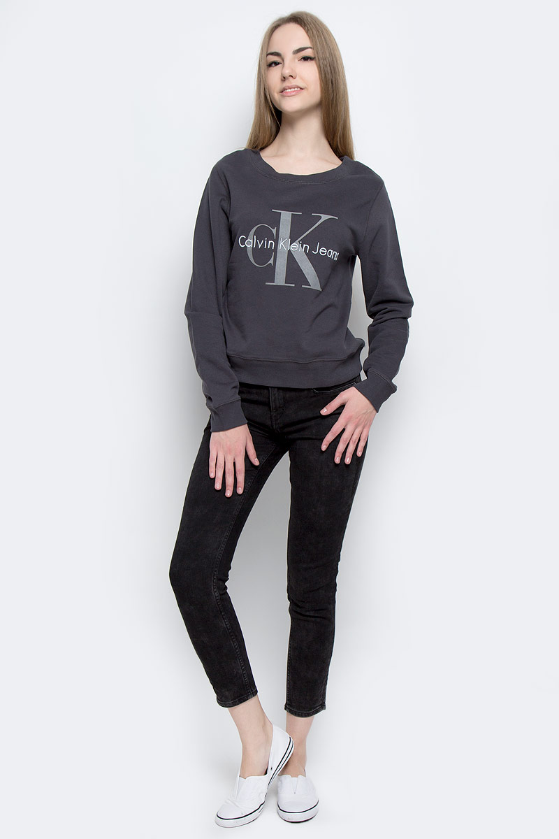 ДжинсыJ20J201055_9053 ДжинсыJ20J201055_9053Стильные женские джинсы Calvin Klein Jeans выполнены из качественного комбинированного материала. Модель-скинни застегивается на металлическую пуговицу в поясе и ширинку на застежке-молнии, имеются шлевки для ремня. Джинсы со стандартной талией имеют классический пятикарманный крой: спереди модель дополнена двумя втачными карманами и одним маленьким накладным кармашком, а сзади - двумя накладными карманами. Изделие оформлено контрастной отстрочкой и по бокам брючин стильным вышитым узором.