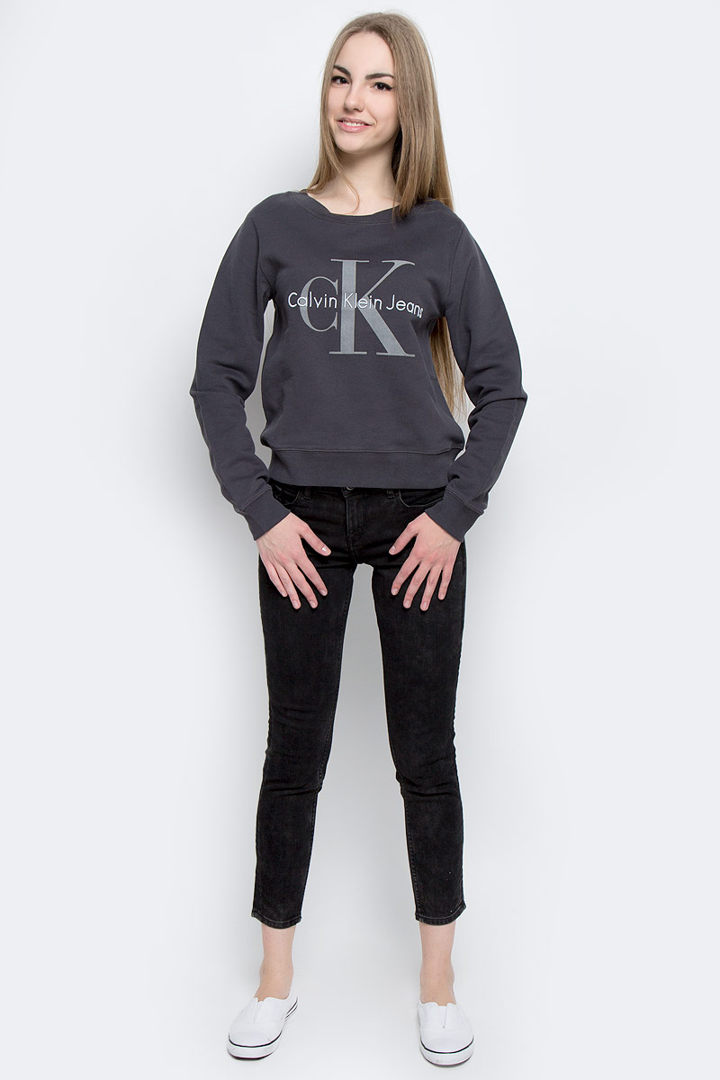 СвитшотJ20J201323_0040 СвитшотJ20J201323_0040Модный женский свитшот Calvin Klein Jeans, изготовленный из натурального хлопка, мягкий и приятный на ощупь с внутренней стороны выполнен небольшими петельками. Модель с круглым вырезом горловины и длинными рукавами оформлена принтом с логотипом бренда. Горловина, манжеты рукавов и низ изделия изготовлены из трикотажной резинки.