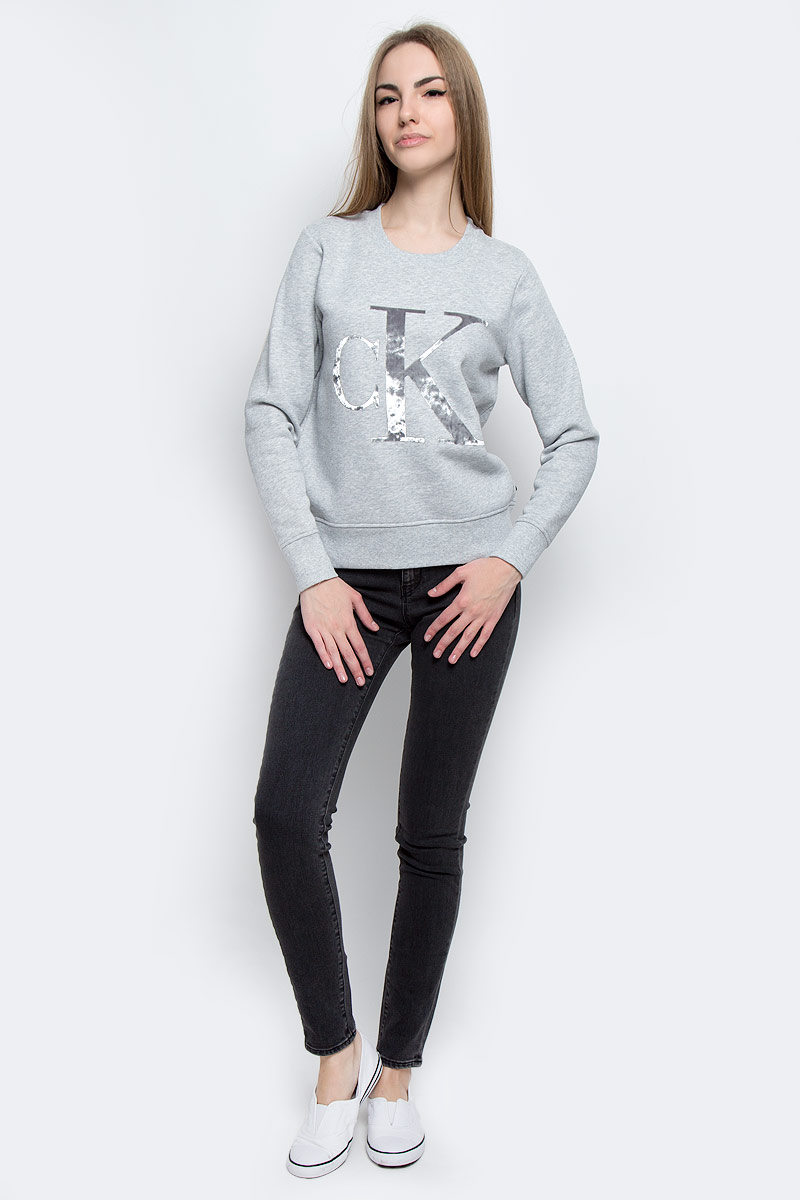 ДжинсыJ20J204668_9013 ДжинсыJ20J204668_9013Стильные женские джинсы Calvin Klein Jeans выполнены из качественного комбинированного материала. Модель-скинни застегивается на металлическую пуговицу в поясе и ширинку на застежке-молнии, имеются шлевки для ремня. Джинсы со стандартной талией имеют классический пятикарманный крой: спереди модель дополнена двумя втачными карманами и одним маленьким накладным кармашком, а сзади - двумя накладными карманами. Изделие оформлено контрастной отстрочкой.