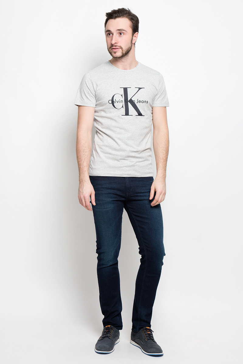 ФутболкаJ30J301354_0250 ФутболкаJ30J301354_0250Мужская футболка Calvin Klein Jeans выполнена из натурального хлопка. Модель с круглым вырезом горловины и короткими рукавами оформлена на груди фирменной эмблемой.