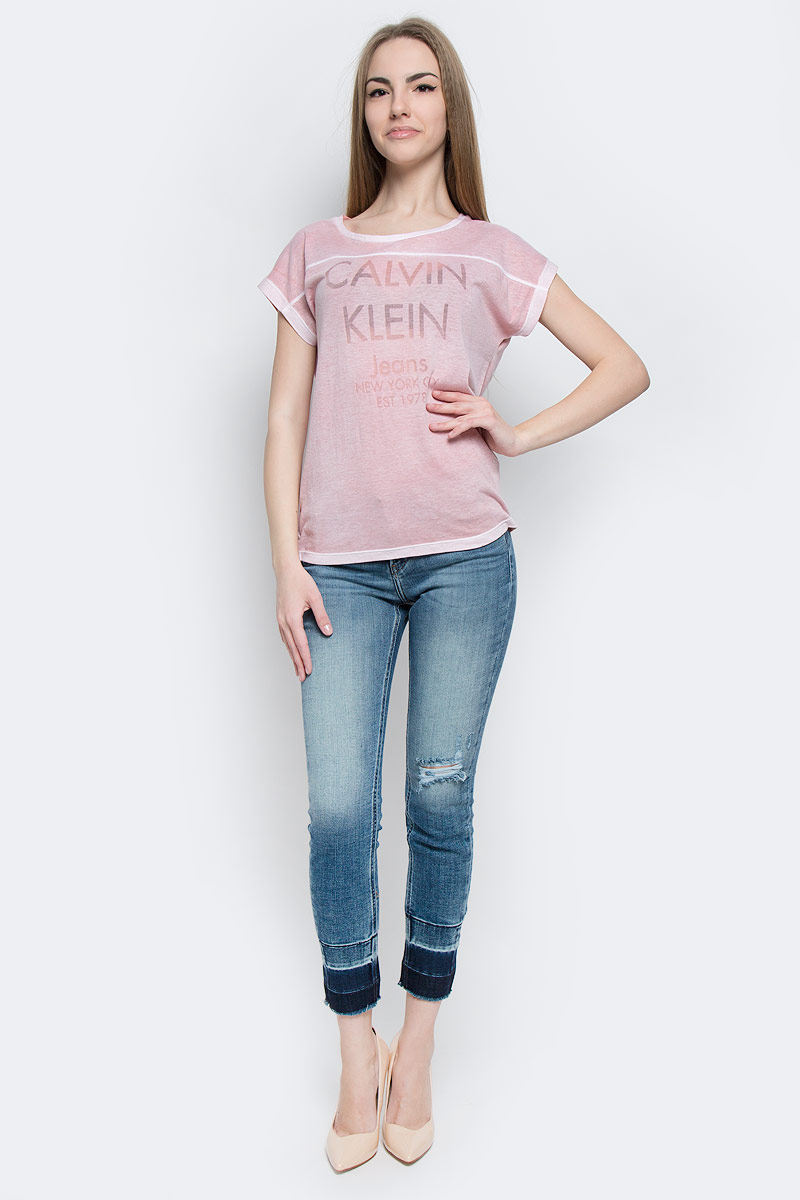ФутболкаJ20J201331_4350 ФутболкаJ20J201331_4350Женская футболка Calvin Klein Jeans выполнена из хлопка и полиэстера. Модель с круглым вырезом горловины и короткими рукавами имеет свободный силуэт. Изделие оформлено надписями.