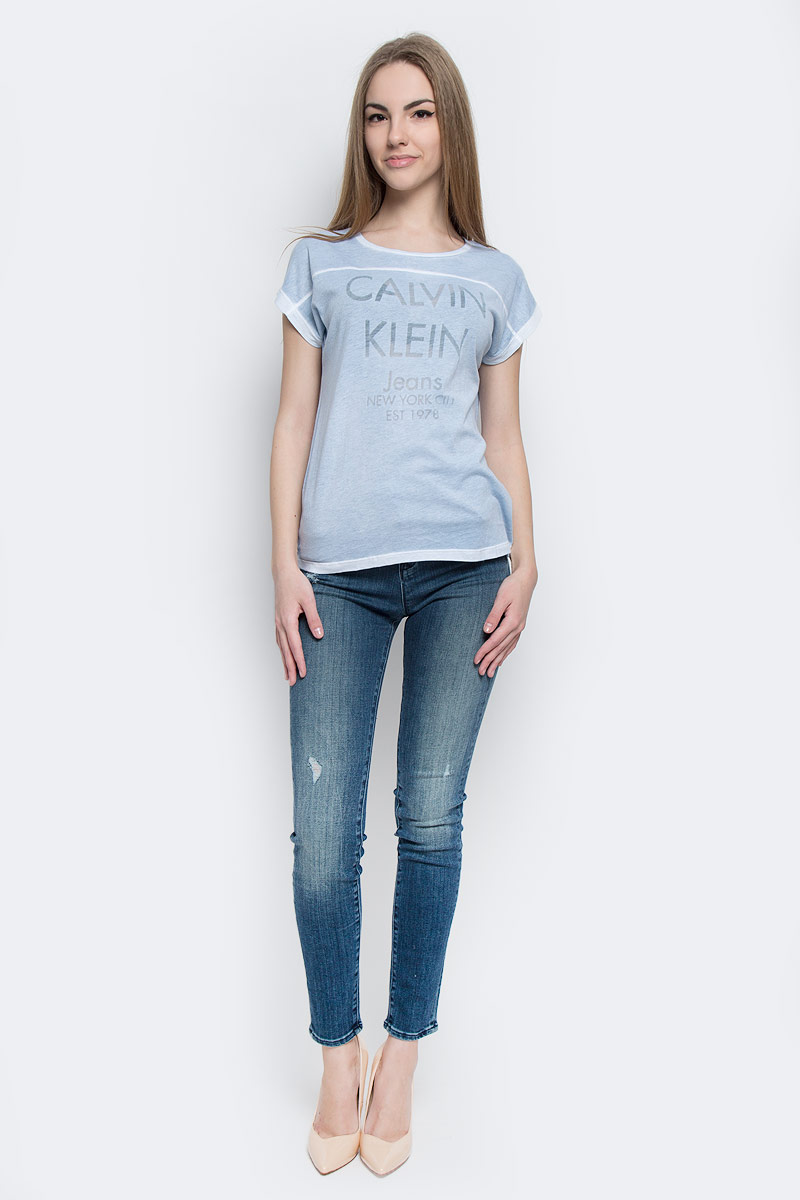 ФутболкаJ20J201331_4350 ФутболкаJ20J201331_4350Женская футболка Calvin Klein Jeans выполнена из хлопка и полиэстера. Модель с круглым вырезом горловины и короткими рукавами имеет свободный силуэт. Изделие оформлено надписями.