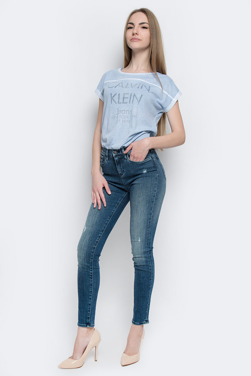 ДжинсыJ20J204681_9113 ДжинсыJ20J204681_9113Стильные женские джинсы Calvin Klein Jeans выполнены из хлопка с добавлением полиэстера и эластана. Материал мягкий и приятный на ощупь, не сковывает движения и позволяет коже дышать. Джинсы-скинни завышенной посадки застегиваются на пуговицу в поясе и ширинку на застежке-молнии. На поясе предусмотрены шлевки для ремня. Спереди модель оформлена двумя втачными карманами и одним маленьким накладным кармашком, сзади - двумя накладными карманами. Модель оформлена эффектом потертости.