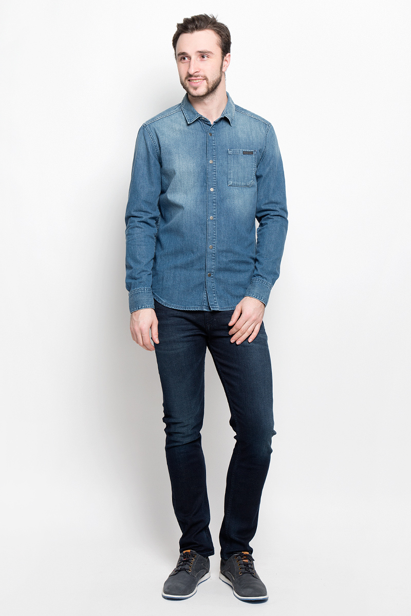 РубашкаJ30J304304 РубашкаJ30J304304Стильная мужская рубашка Calvin Klein Jeans, выполненная из натурального хлопка, подчеркнет ваш уникальный стиль и поможет создать оригинальный образ. Такой материал великолепно пропускает воздух, обеспечивая необходимую вентиляцию, а также обладает высокой гигроскопичностью. Рубашка модели Slim Fit с длинными рукавами и отложным воротником застегивается спереди на кнопки. Нижняя часть рукавов вместе с манжетами также застегивается на кнопки. На груди расположен накладной карман. Такая рубашка будет дарить вам комфорт в течение всего дня и послужит замечательным дополнением к вашему гардеробу.