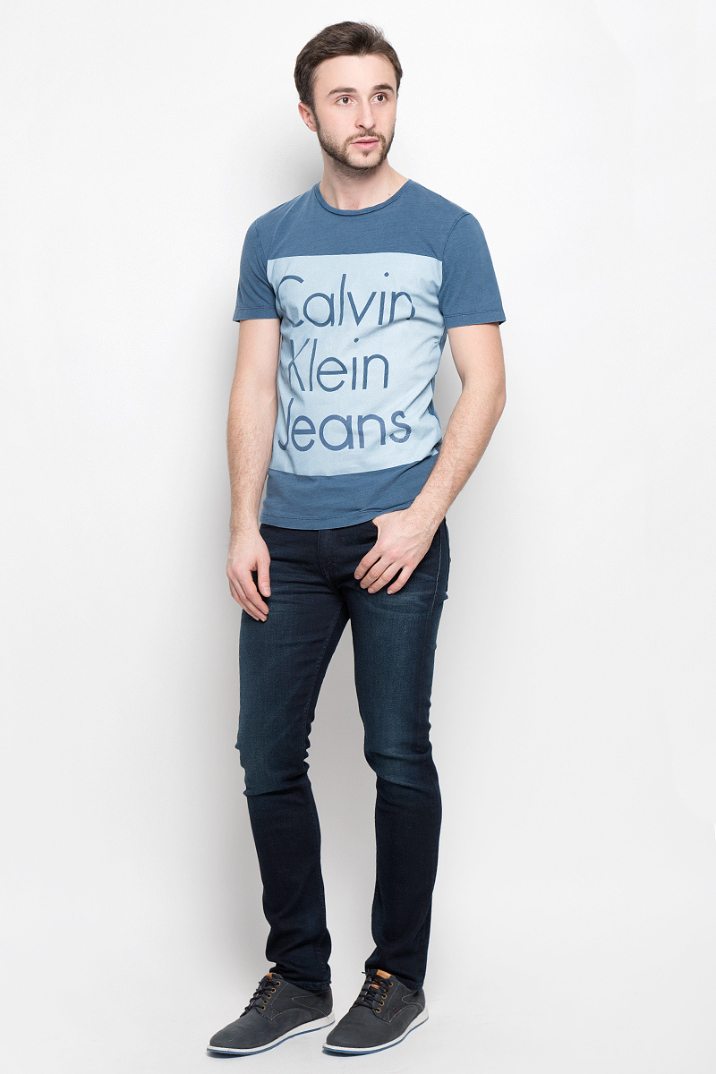 ФутболкаJ30J301242_4700 ФутболкаJ30J301242_4700Мужская футболка Calvin Klein Jeans выполнена из натурального хлопка. Модель с круглым вырезом горловины и короткими рукавами оформлена на груди принтом в виде названия бренда.