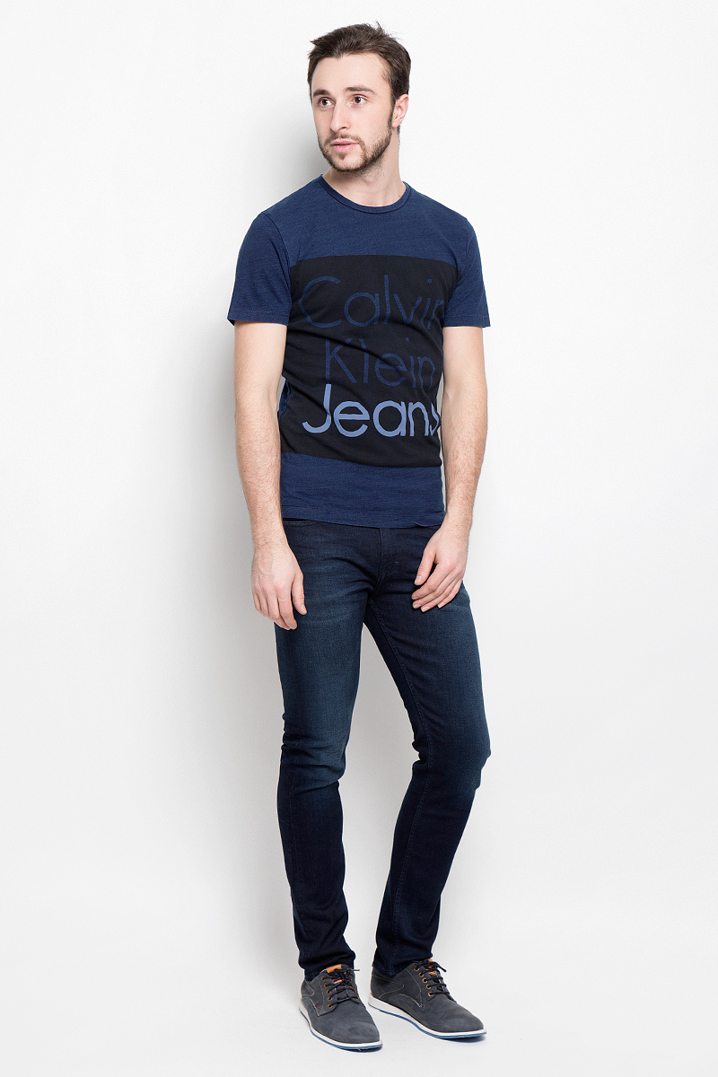 ФутболкаJ30J301242_4700 ФутболкаJ30J301242_4700Мужская футболка Calvin Klein Jeans выполнена из натурального хлопка. Модель с круглым вырезом горловины и короткими рукавами оформлена на груди принтом в виде названия бренда.