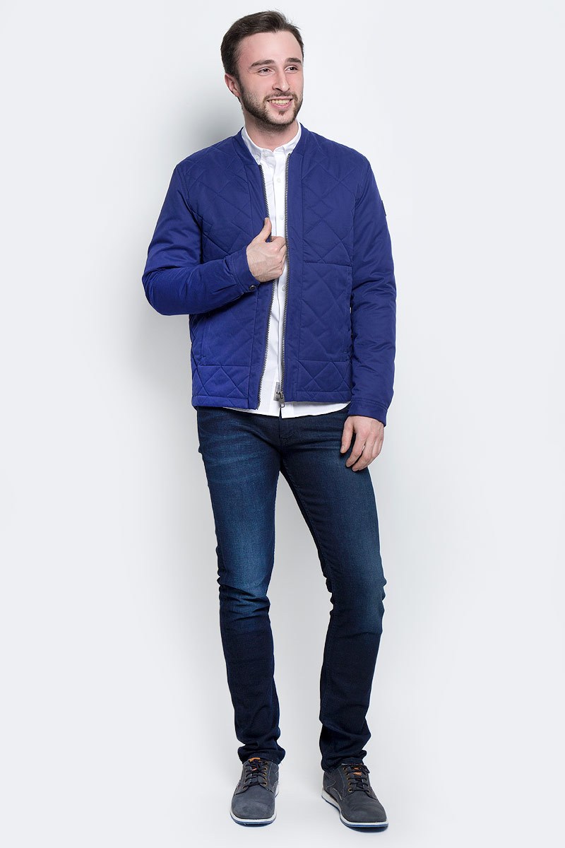 КурткаJ30J301290_4750 КурткаJ30J301290_4750Стильная мужская куртка Calvin Klein Jeans изготовлена из полиэстера с добавлением хлопка и полиамида. В качестве утеплителя используется полиэстер. Куртка с V-образным вырезом горловины застегивается на застежку-молнию. Спереди расположены два втачных кармана на застежках-молниях, с внутренней стороны - прорезной карман на кнопке. Манжеты рукавов оснащены застежками-кнопками. Спинка модели немного удлинена. Рукав оформлен фирменной нашивкой из искусственной кожи.