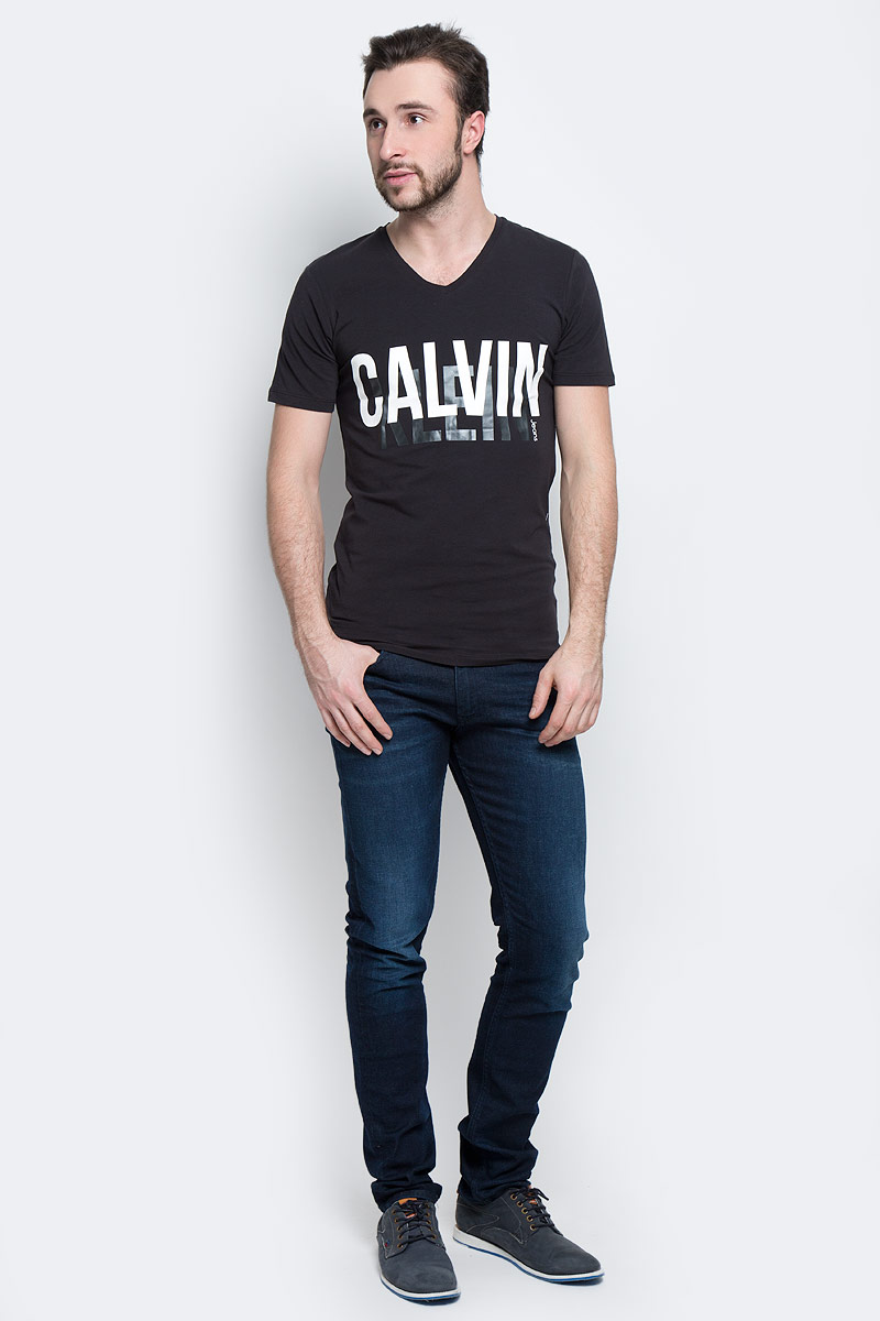 ФутболкаJ30J301249_0990 ФутболкаJ30J301249_0990Мужская футболка Calvin Klein Jeans выполнена из натурального хлопка с добавлением эластана. Модель с V-образным вырезом горловины и короткими рукавами оформлена на груди фирменной надписью с названием бренда.