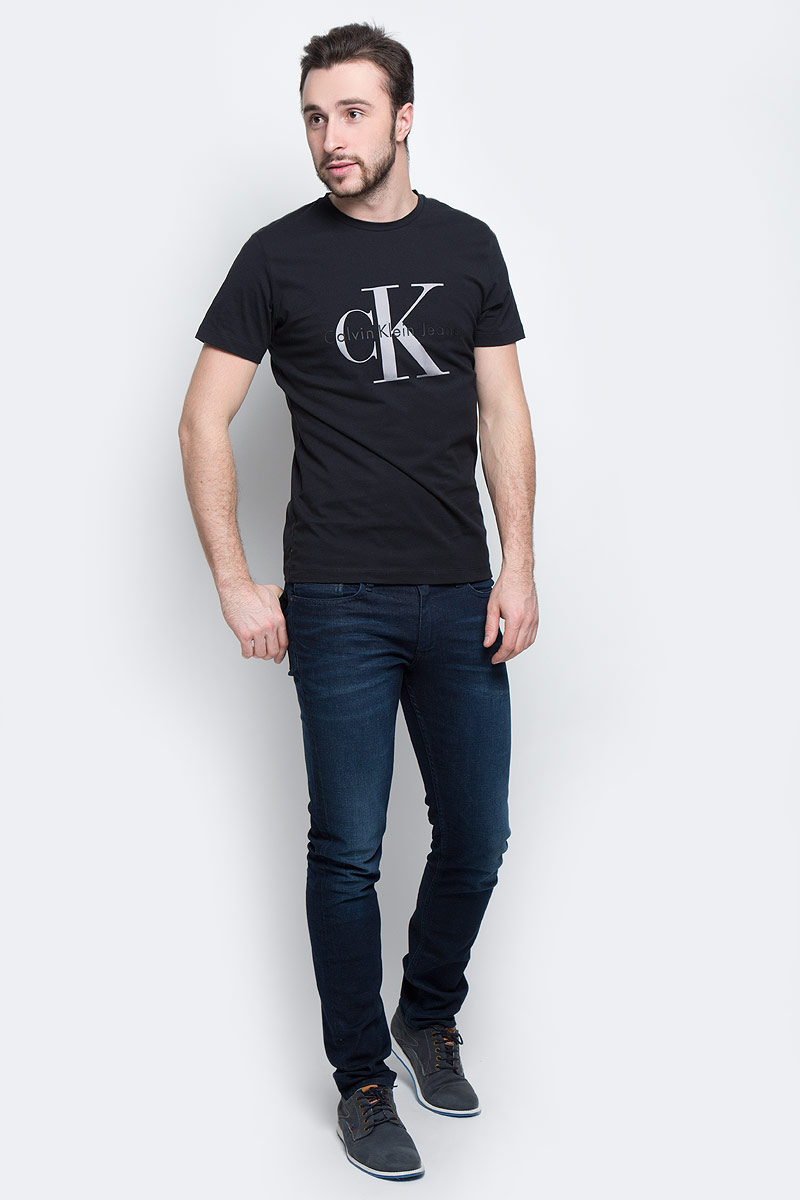 ФутболкаJ30J301354_0250 ФутболкаJ30J301354_0250Мужская футболка Calvin Klein Jeans выполнена из натурального хлопка. Модель с круглым вырезом горловины и короткими рукавами оформлена на груди фирменной эмблемой.