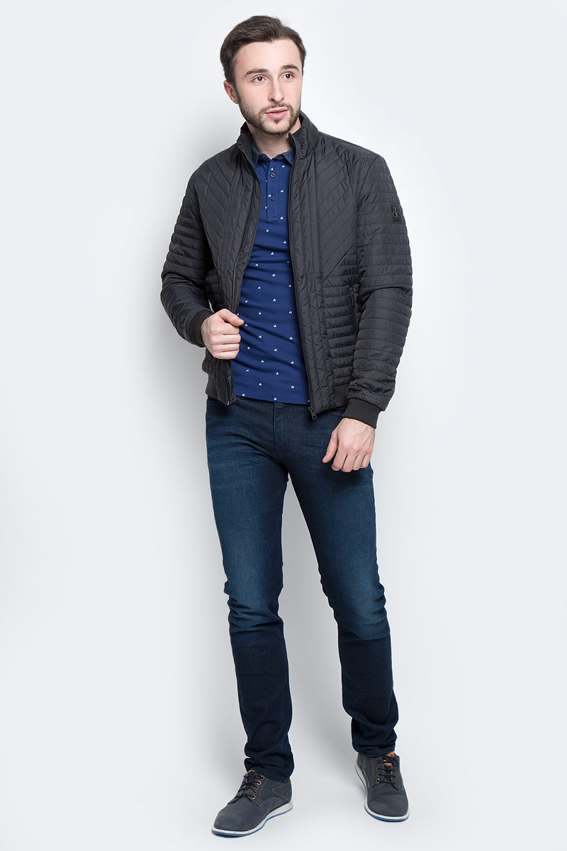 КурткаJ30J304274_4020 КурткаJ30J304274_4020Стильная мужская куртка Calvin Klein Jeans изготовлена из высококачественного полиамида с подкладкой из полиэстера. В качестве наполнителя используется полиэстер. Куртка с воротником-стойкой застегивается на застежку-молнию. Воротник дополнен трикотажной резинкой. Спереди имеются два прорезных кармана на молниях, с внутренней стороны - прорезной карман. Манжеты рукавов и низ куртки дополнены трикотажными резинками.