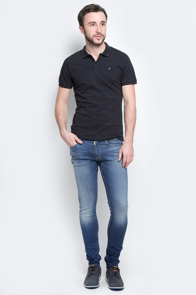 ДжинсыJ30J301303_9114 ДжинсыJ30J301303_9114Стильные мужские джинсы Calvin Klein Jeans изготовлены из хлопка с добавлением эластомультиэстера и эластана. Джинсы-скинни средней посадки застегиваются на пуговицу в поясе и ширинку на застежке-молнии. На поясе имеются шлевки для ремня. Спереди модель дополнена двумя втачными карманами и одним небольшим накладным кармашком, сзади - двумя накладными карманами. Модель оформлена контрастной прострочкой, эффектом потертости и перманентными складками.