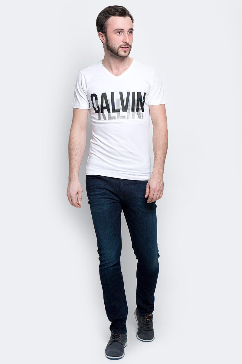 ФутболкаJ30J301249_0990 ФутболкаJ30J301249_0990Мужская футболка Calvin Klein Jeans выполнена из натурального хлопка с добавлением эластана. Модель с V-образным вырезом горловины и короткими рукавами оформлена на груди фирменной надписью с названием бренда.