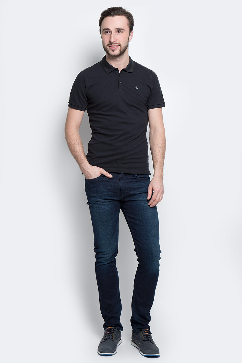 ПолоJ30J301251_0990 ПолоJ30J301251_0990Мужское поло Calvin Klein Jeans изготовлено из эластичного хлопка. Модель с отложным воротником и короткими рукавами застегивается сверху на три пуговицы. Воротник и края рукавов выполнены из трикотажной резинки. Спинка изделия слегка удлинена, по бокам предусмотрены разрезы. Поло оформлено фирменной символикой.