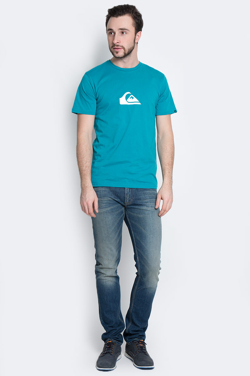 ФутболкаEQYZT03688-BPW0 ФутболкаEQYZT03688-BPW0Мужская футболка Quiksilver выполнена из натурального хлопка. Модель с круглым вырезом горловины и короткими рукавами оформлена логотипом бренда. Горловина дополнена трикотажной резинкой.