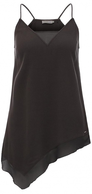 ТопJ20J201237_0040 ТопJ20J201237_0040Стильный топ Calvin Klein Jeans изготовлен из эластичной вискозы. Модель на бретелях с V-образным воротом выполнена в нестандартной форме. Правая сторона изделия удлинена, а низ и ворот дополнены вставками из полупрозрачной ткани. Топ оформлен небольшой металлической пластиной с названием бренда.