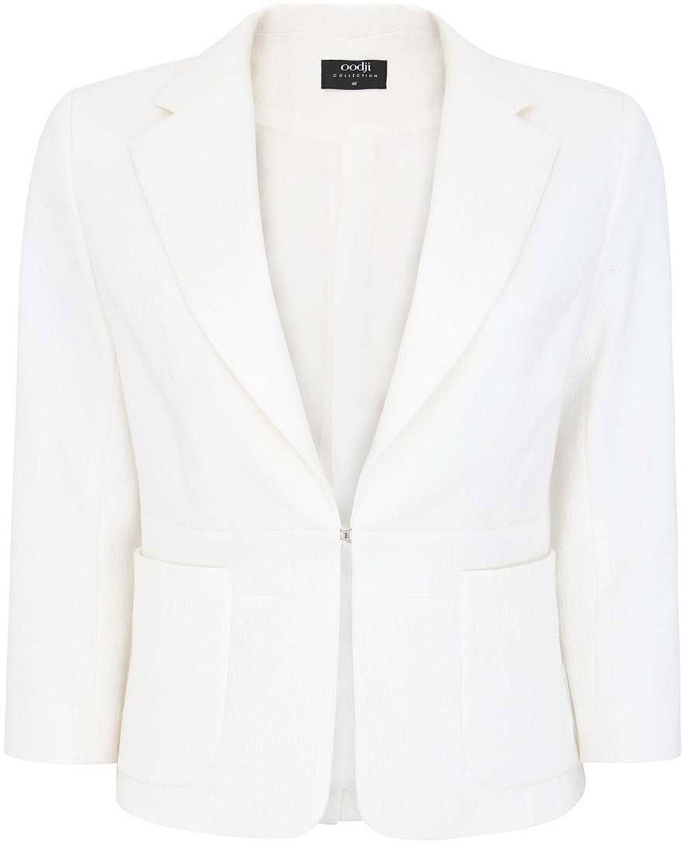 Жакет21208020/24000/1200N Жакет21208020/24000/1200NЖенский жакет oodji Collection выполнен из хлопка с добавлением полиуретана, подкладка - из полиэстера. Модель с воротником с лацканами и рукавами 7/8 застегивается спереди на крючок, имеются плечики. По бокам расположены накладные карманы.