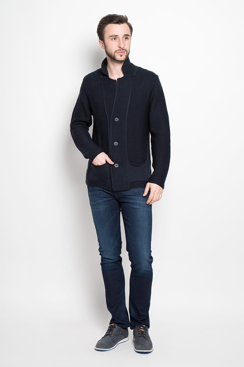 КардиганB646506_DEEP NAVY MELANGE КардиганB646506_DEEP NAVY MELANGEСтильный мужской кардиган Baon выполнен из акрила с добавлением шерсти. Кардиган застегивается на пуговицы и спереди дополнен двумя накладными кармашками.