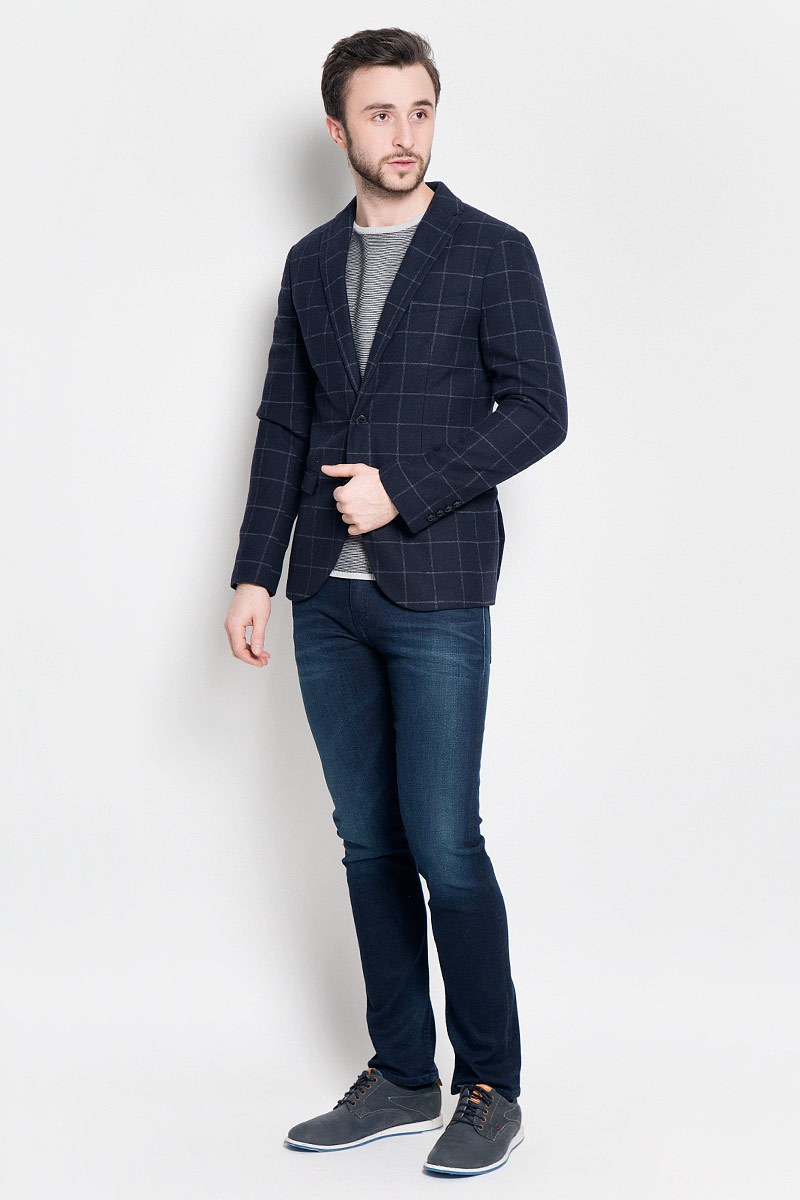 Пиджак16053138_Navy Blue Пиджак16053138_Navy BlueКлассический мужской пиджак Selected Homme изготовлен из полиэстера с добавлением шерсти. Подкладка пиджака выполнена из полиэстера. Пиджак с воротником с лацканами и длинными рукавами застегивается на две пуговицы. Манжеты рукавов также дополнены декоративными пуговицами. Пиджак имеет два втачных кармана с клапанами и нагрудный кармашек спереди, а также два потайных втачных карманама, один из которых на пуговице.