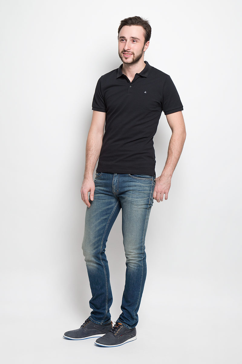 ДжинсыJ30J301312_9124 ДжинсыJ30J301312_9124Стильные мужские джинсы Calvin Klein Jeans изготовлены из хлопка с добавлением эластана. Джинсы-слим средней посадки застегиваются на пуговицу в поясе и ширинку на застежке-молнии. На поясе имеются шлевки для ремня. Спереди модель дополнена двумя втачными карманами и одним небольшим накладным кармашком, сзади - двумя накладными карманами. Модель оформлена контрастной прострочкой, эффектом потертости и перманентными складками.
