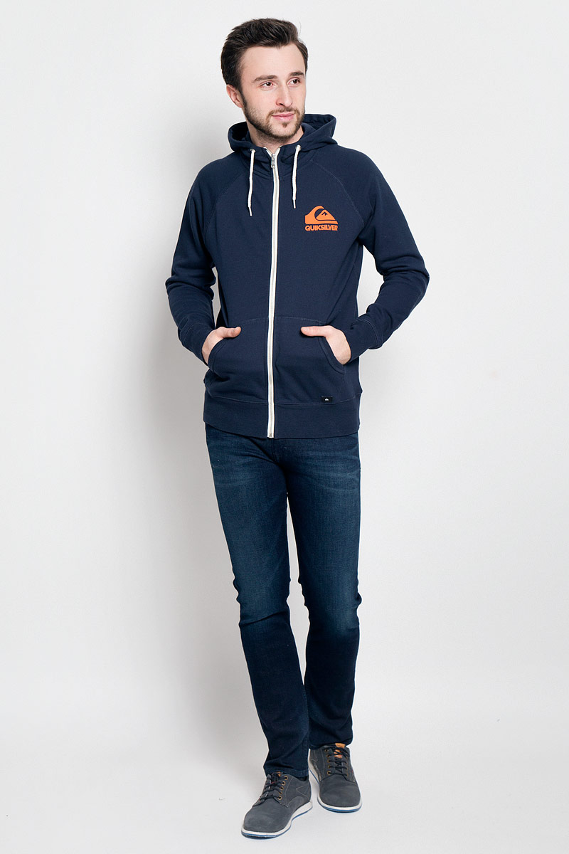 ТолстовкаEQYFT03297-BRQ0 ТолстовкаEQYFT03297-BRQ0Стильная мужская толстовка Quiksilver, изготовленная из высококачественного хлопка, необычайно мягкая и приятная на ощупь, не сковывает движения. Модель с капюшоном и длинными рукавами-реглан застегивается на металлическую застежку-молнию. Капюшон дополнен шнурками-завязками. Низ модели и манжеты рукавов выполнены трикотажной резинкой. Спереди модель оформлена двумя накладными карманами. Оформлена толстовка на спине и спереди логотипом бренда.