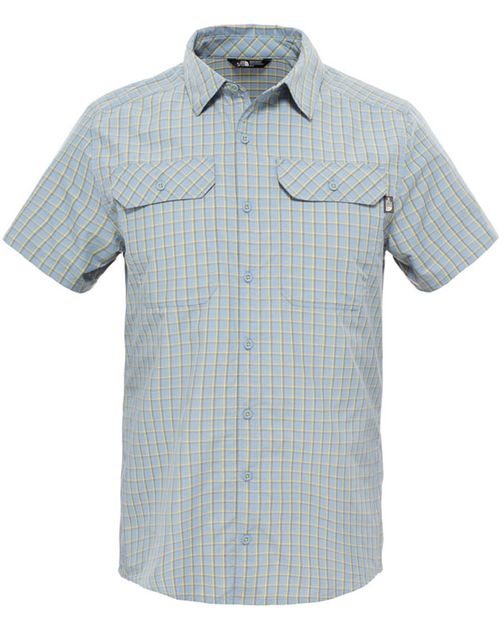 РубашкаT0CD5YEXA РубашкаT0CD5YEXAСтильная мужская рубашка The North Face M S/S Pine Knot Shirt, изготовленная из нейлона с полиэстером, необычайно мягкая и приятная на ощупь, не сковывает движения и позволяет коже дышать, обеспечивая наибольший комфорт. Рубашка со степенью защиты от ультрафиолета UPF50 подходит для путешествий и отдыха на природе. Модная рубашка с отложным воротником, закругленным низом и короткими рукавами застегивается на пластиковые пуговицы по всей длине изделия. Смещенные швы на плечах обеспечивают удобство ношения рюкзака. Модель оформлена принтом в клетку и дополнена накладными карманами с клапанами на пуговицах. Один из карманов украшен нашивкой логотипа бренда. Эта рубашка идеальный вариант для повседневного гардероба. Такая модель порадует настоящих ценителей комфорта и практичности!