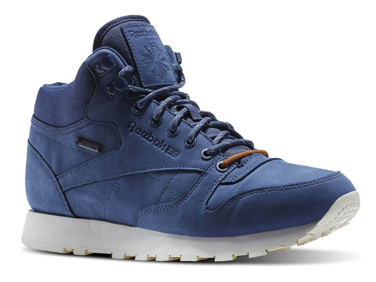 КроссовкиAQ9850 КроссовкиAQ9850Кроссовки Reebok Cl Lthr Mid Goretex выполнены с уникальным замшевым верхом с покрытием Goretex. У модели язычок и пятка из вельвета. D-образные кольца для фиксации шнуровки и шнурки актуальных цветов Goretex - это стандарт защиты, вентиляции, водо- и ветронепроницаемости. Рельефная поверхность подошвы гарантируют отличное сцепление на любых поверхностях. В таких кроссовках вашим ногам будет комфортно и уютно.