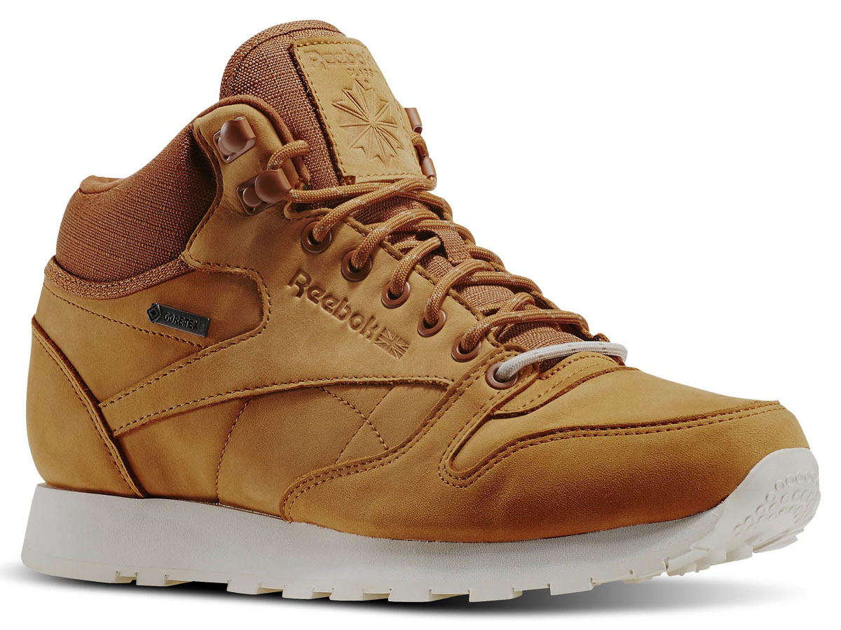 КроссовкиAQ9850 КроссовкиAQ9850Кроссовки Reebok Cl Lthr Mid Goretex выполнены с уникальным замшевым верхом с покрытием Goretex. У модели язычок и пятка из вельвета. D-образные кольца для фиксации шнуровки и шнурки актуальных цветов Goretex - это стандарт защиты, вентиляции, водо- и ветронепроницаемости. Рельефная поверхность подошвы гарантируют отличное сцепление на любых поверхностях. В таких кроссовках вашим ногам будет комфортно и уютно.
