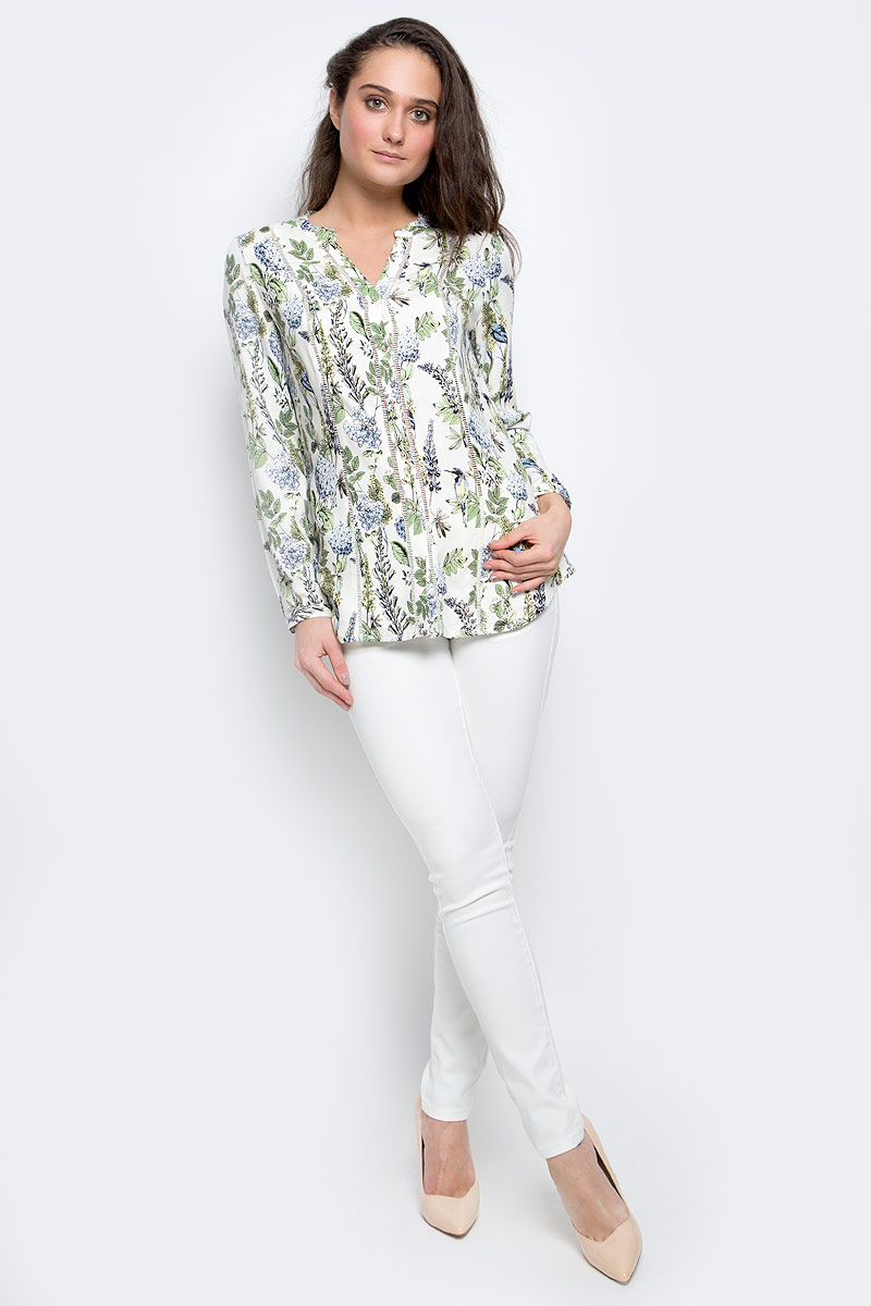БлузкаB-112/1144-7140 БлузкаB-112/1144-7140Женская блузка Sela Casual выполнена из натуральной вискозы. Блузка с V- образным вырезом горловины и длинными рукавами застегивается по всей длине на пуговицы. Модель имеет приталенный силуэт. Манжеты имеют застежки- пуговицы. Модель оформлена цветочным принтом.