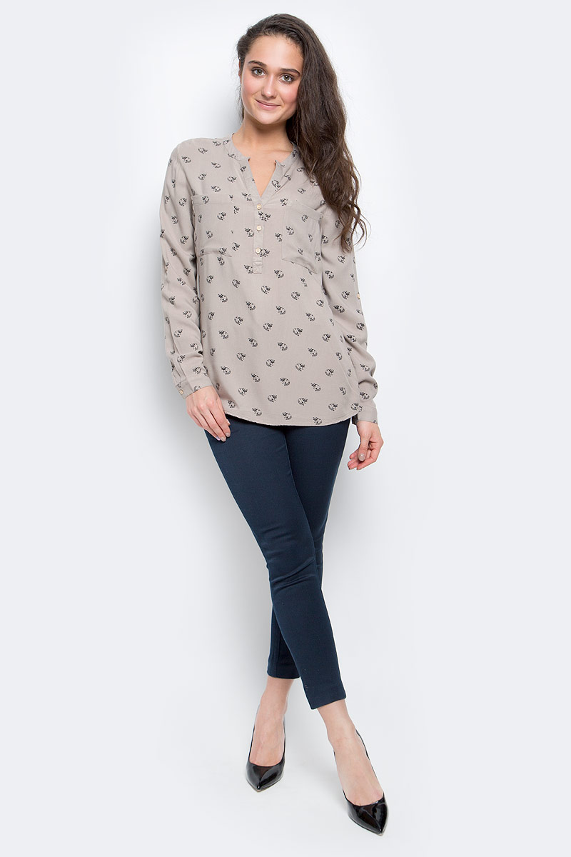 БлузкаB-112/518-6434 БлузкаB-112/518-6434Женская блузка Sela Casual, выполненная из мягкой вискозы, идеально подойдет для повседневной носки. Материал изделия приятный на ощупь, не стесняет движений и хорошо пропускает воздух, обеспечивая комфорт. Модель с фигурным вырезом горловины и длинными рукавами застегивается сверху на три пуговицы. Манжеты также имеют застежки-пуговицы. Длину рукавов можно регулировать при помощи хлястиков с пуговицами. На груди расположены накладные карманы. Спинка изделия слегка удлинена. Блузка оформлена оригинальным принтом с изображением енотов. Такая блузка подчеркнет ваш вкус и поможет создать современный и стильный образ!