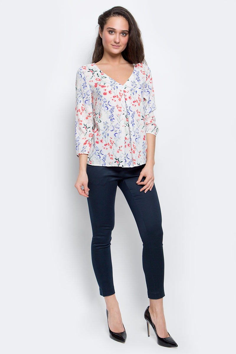 БлузкаTw-112/1156-7132 БлузкаTw-112/1156-7132Стильная женская блузка Sela Casual выполнена из 100% вискозы. Модель с V-образным вырезом горловины и рукавами 3/4. Края рукавов дополнены застежками-пуговицами.