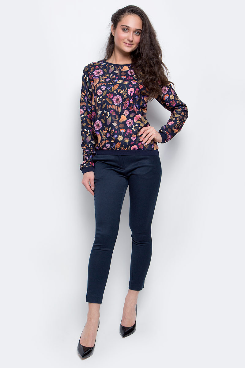 СвитшотSt-113/1055-6373 СвитшотSt-113/1055-6373Стильный женский свитшот Sela Casual изготовлен из 100% полиэстера. Модель с круглым вырезом горловины и длинными рукавами-реглан оформлена цветочным принтом.