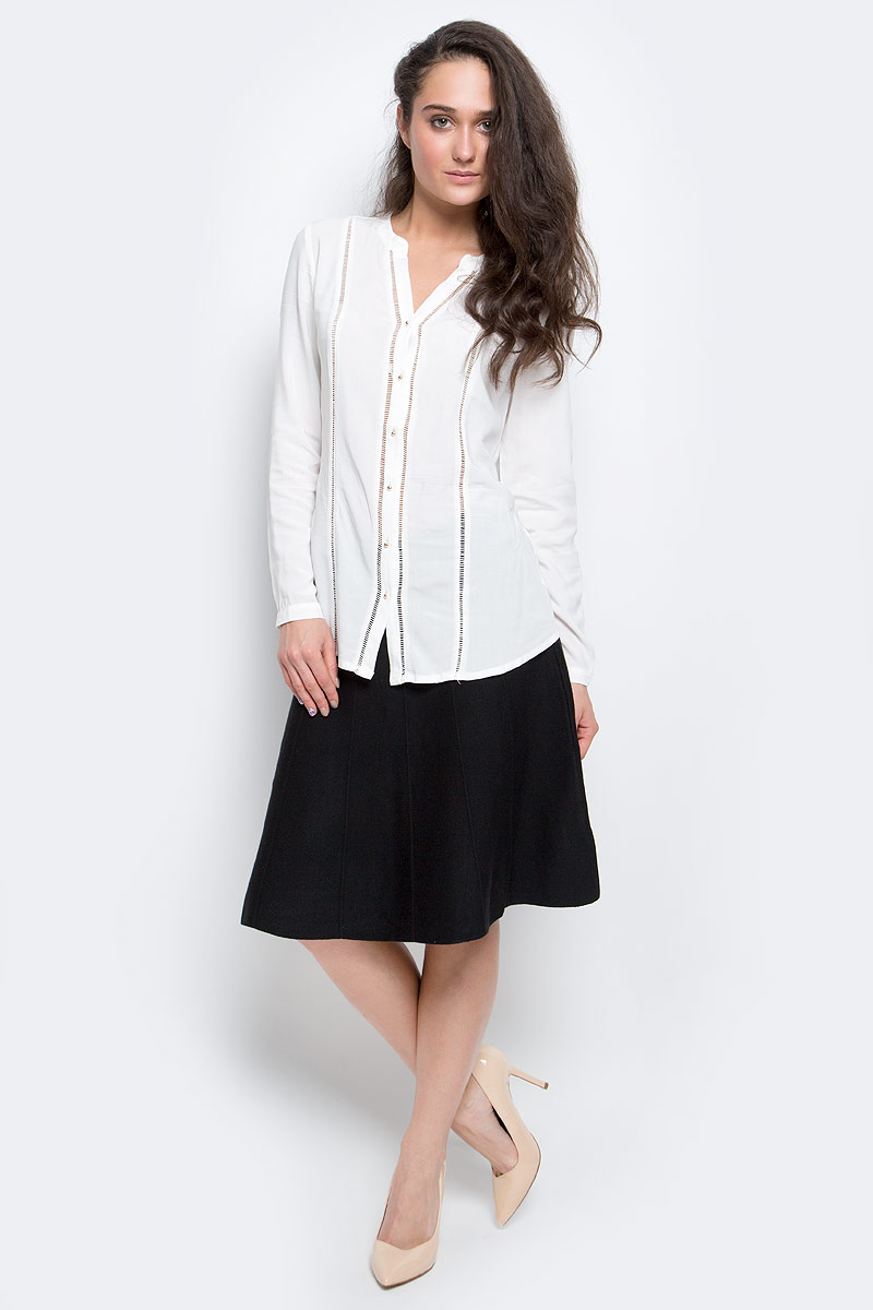 БлузкаB-112/1145-7140 БлузкаB-112/1145-7140Стильная женская блузка Sela Casual выполнена из 100% вискозы застегивается спереди на оригинальные металлические пуговицы. Модель с V-образным вырезом горловины и длинными рукавами. Манжеты рукавов дополнены застежками-пуговицами.