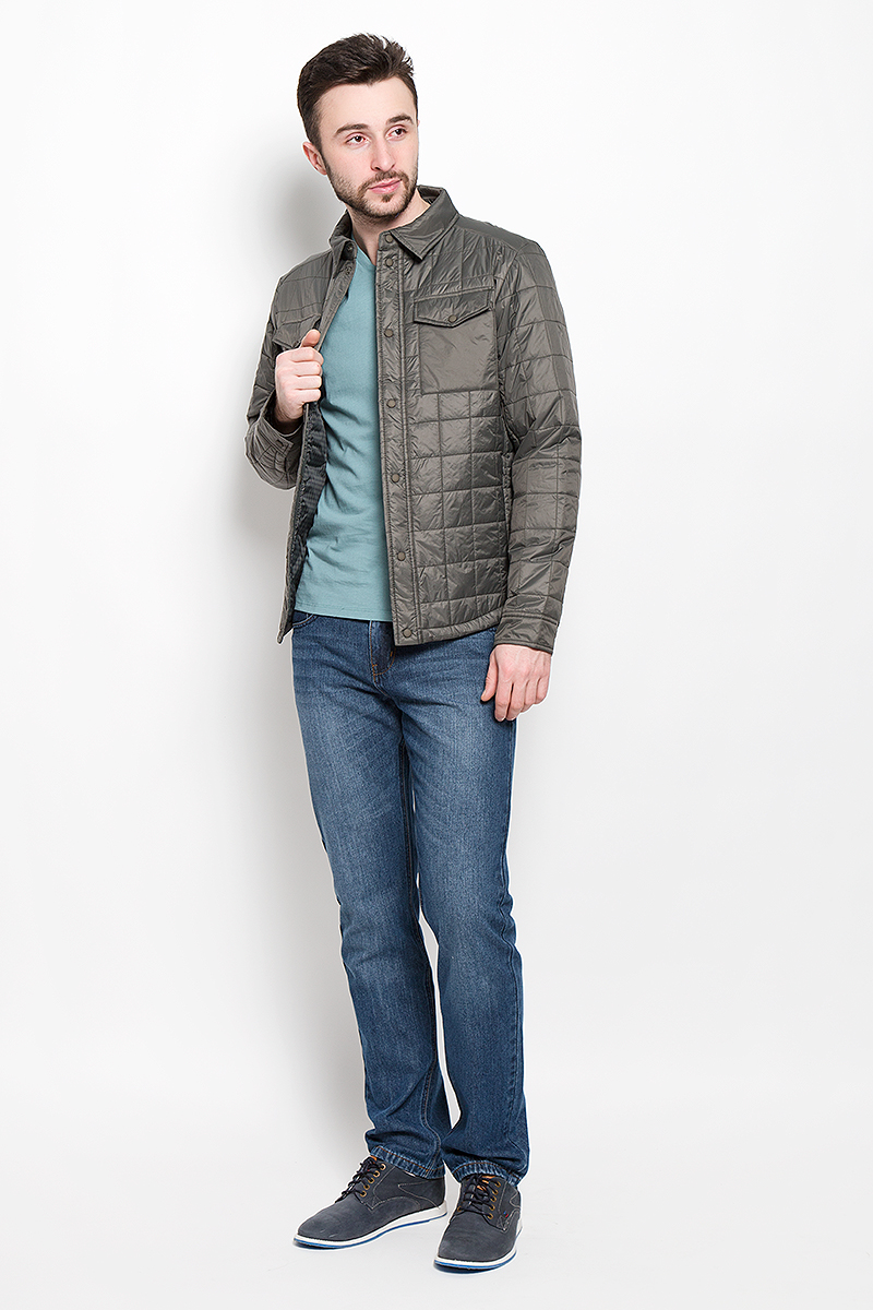 КурткаCp-226/379-7131 КурткаCp-226/379-7131Мужская куртка Sela Casual Wear с длинными рукавами и отложным воротником выполнена из нейлона. Наполнитель - синтепон. Куртка застегивается на кнопки спереди. Изделие оснащено двумя втачными карманами на молниях и двумя накладными карманами с клапанами на кнопках спереди, а также втачным внутренним карманом на кнопке. Манжеты рукавов застегиваются на кнопки.