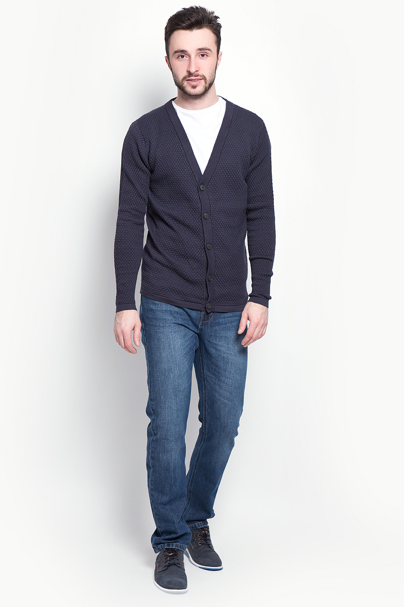 Кардиган16052509_Dark Navy Кардиган16052509_Dark NavyМужской кардиган Selected Homme выполнен из высококачественного эластичного холопка. Модель с длинными рукавами и V-образным вырезом горловины застегивается на пуговицы. Изделие имеет оригинальную объемную вязку.
