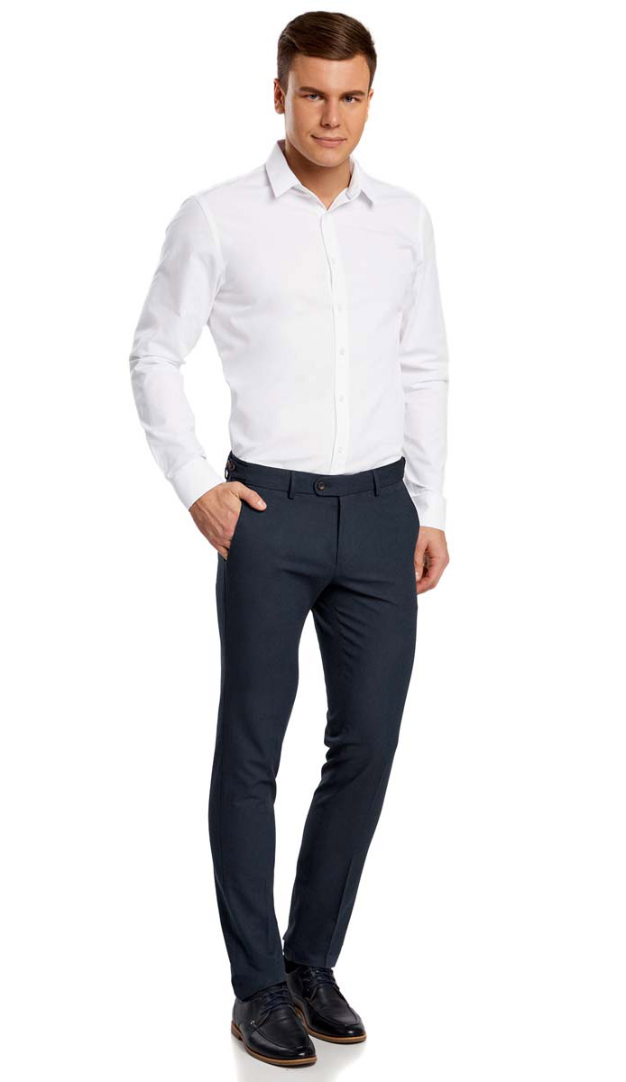 Брюки2L210171M/44323N/7900O Брюки2L210171M/44323N/7900OМужские брюки oodji Lab выполнены из натурального хлопка. Модель-слим стандартной посадки застегивается на ширинку с застежкой молнией, пуговицу и внутренний крючок в поясе. Пояс имеет шлевки для ремня. Спереди брюки дополнены двумя втачными карманами, сзади - двумя прорезными карманами с клапанами на застежках-пуговицах. Дополнена модель регулировкой ширины пояса с помощью небольших хлястиков на пуговицах.