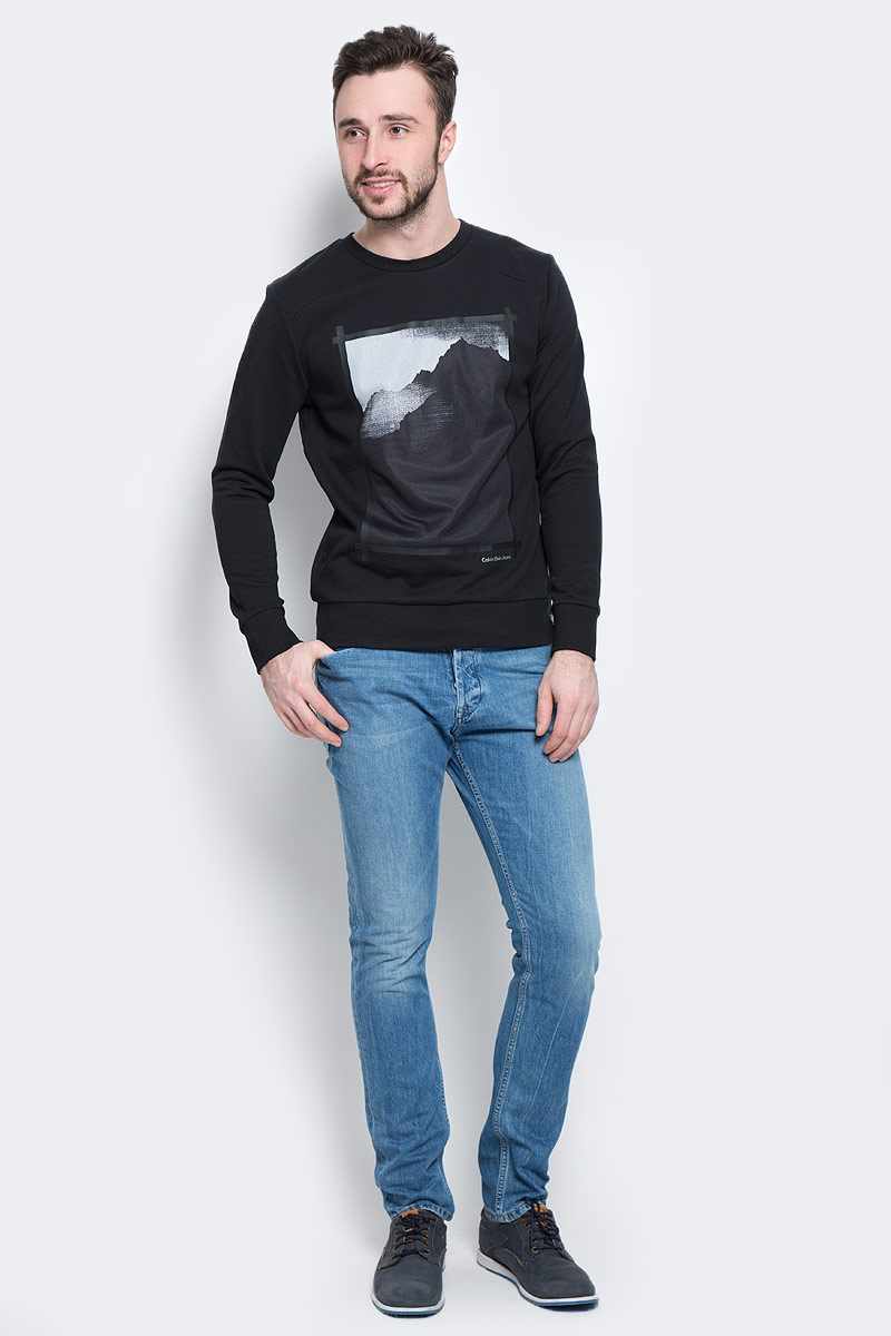 СвитшотJ30J301352_0990 СвитшотJ30J301352_0990Стильный мужской свитшот Calvin Klein Jeans, изготовленный из высококачественного натурального хлопка, мягкий и приятный на ощупь, не сковывает движений и обеспечивает наибольший комфорт. Материал на основе хлопка великолепно пропускает воздух, позволяя коже дышать, и обладает высокой гигроскопичностью. Модель с круглым вырезом горловины и длинными рукавами оформлена оригинальным принтом и надписью Calvin Klein Jeans спереди. Манжеты рукавов, горловина и низ изделия дополнены трикотажными резинками. Внутренняя сторона модели выполнена с петельками.