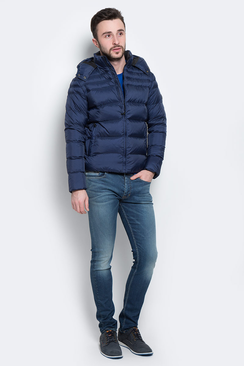 ПуховикJ3EJ302970 ПуховикJ3EJ302970Стильный мужской пуховик Calvin Klein Jeans, выполненный из высококачественных материалов, обеспечит максимальный комфорт при различных погодных условиях. Изделие с несъемным капюшоном, воротником- стойкой и длинными рукавами застегивается на пластиковую застежку-молнию по всей длине. Капюшон изделия на уровне подбородка застегивается на две металлические кнопки. Эффектная стежка обеспечивает равномерное распределение утеплителя внутри изделия. Рукава изделия дополнены текстильными эластичными манжетами, препятствующими проникновению холодного воздуха. Спереди модель дополнена двумя втачными карманами на молнии. С внутренней стороны расположен вертикальный втачной карман. На левом рукаве имеется нашивка с изображением логотипа бренда. Этот яркий пуховик послужит отличным дополнением к вашему гардеробу!