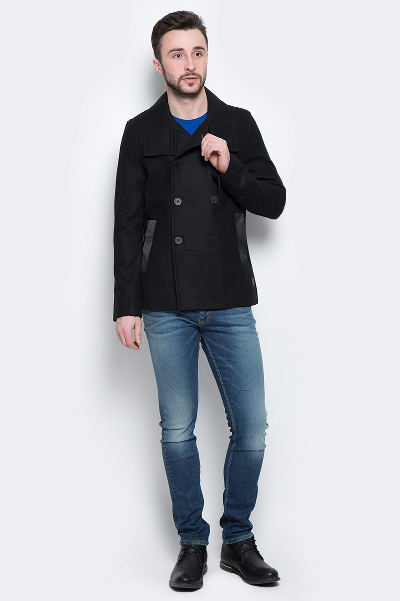Пальто150422_15713 Пальто150422_15713Стильное мужское пальто Calvin Klein Jeans, выполненное из высококачественного плотного материала, рассчитано на прохладную погоду. Модель с отложным воротником и длинными рукавами и застегивается на двубортную застежку на пуговицах. По бокам имеются два втачных кармана на молнии и два втачных кармана без застежек С внутренней стороны имеется втачной карман на застежке-молнии. Рукава дополнены застежками-молниями. Спереди снизу имеется нашивка и с изображением логотипа бренда. В этом пальто вам будет уютно и комфортно.
