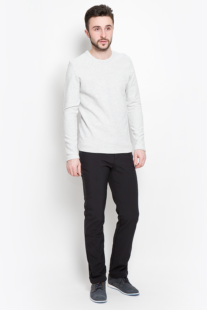 БрюкиB796501_DEEP NAVY БрюкиB796501_DEEP NAVYМужские утепленные брюки Baon выполнены из высококачественного сочетания материалов. Брюки прямого кроя со стандартной посадкой застегиваются в поясе на пуговицу и имеют ширинку на молнии, а также шлевки для ремня. Спереди предусмотрены два втачных кармана и один накладной маленький. Сзади расположены два накладных кармана. Изделие оформлено в лаконичном стиле и сзади дополнено небольшой нашивкой с надписью бренда.