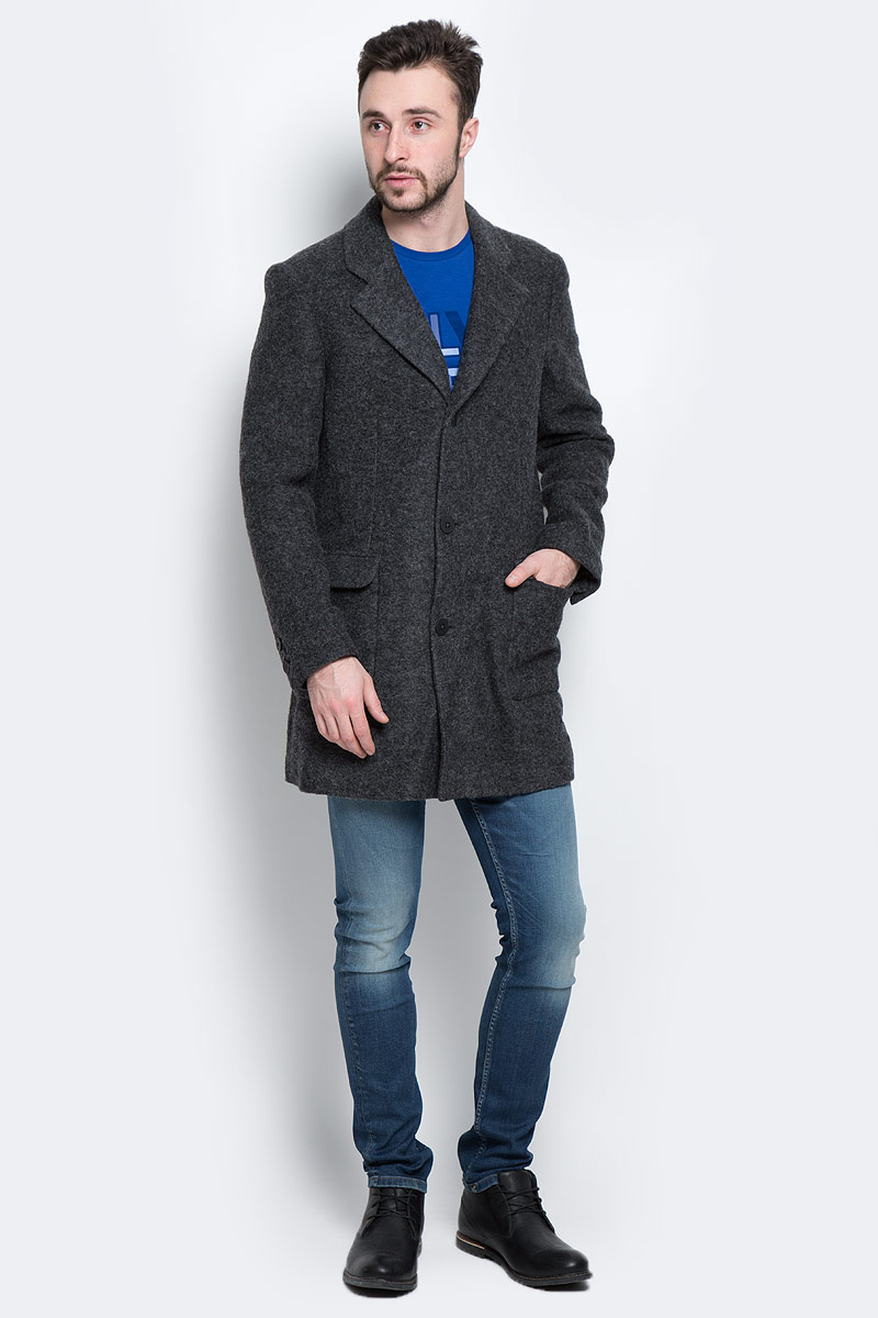 Пальто152022_15000 Пальто152022_15000Стильное мужское пальто Calvin Klein Jeans, выполненное из высококачественного плотного материала, согреет вас в прохладную погоду. Модель с лацканами и длинными рукавами и застегивается на три пуговицы. Спереди имеются два втачных кармана, подкладка которых выполнена из хлопкового материала. С внутренней стороны расположен втачной карман на пуговице. Рукава понизу дополнены широкими хлястиками на пуговицах с логотипом бренда. В этом пальто вам будет уютно и комфортно.