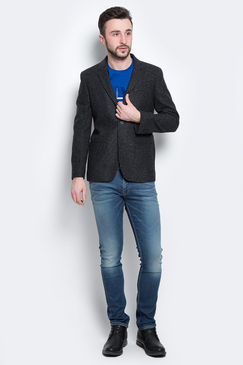ПиджакJ3EJ302970 ПиджакJ3EJ302970Стильный мужской пиджак Calvin Klein Jeans, изготовленный из высококачественного плотного материала, не сковывает движений, обеспечивая наибольший комфорт. Модель прямого кроя с длинными рукавами и воротником с лацканами застегивается спереди на две пластиковые пуговицы. Манжеты рукавов также застегиваются на пуговицы. Спереди пиджак дополнен имитацией втачных карманов. С внутренней стороны имеется втачной карман на пуговице. На спинке предусмотрена шлица, расположенная в среднем шве. Этот теплый пиджак станет отличным дополнением к вашему гардеробу.
