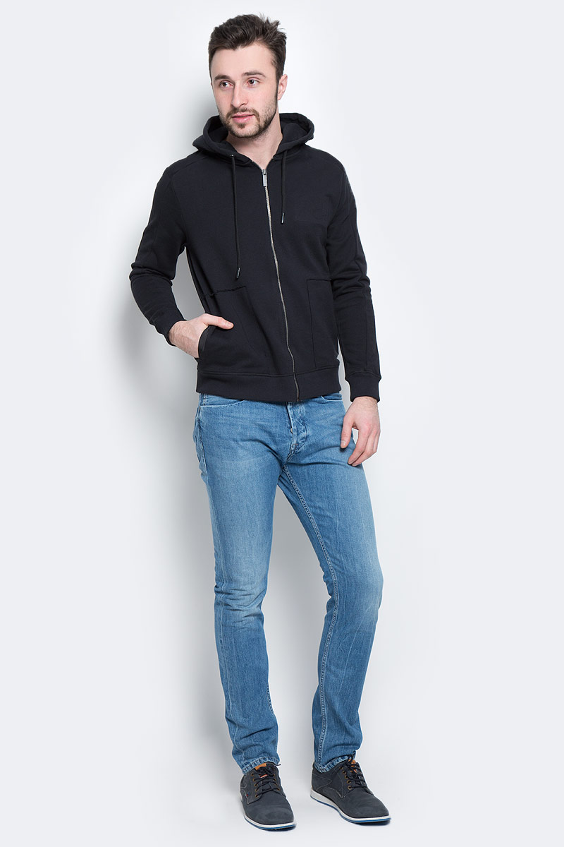 ТолстовкаJ3EJ301944 ТолстовкаJ3EJ301944Стильная мужская толстовка Calvin Klein Jeans, изготовленная из натурального хлопка, необычайно мягкая и приятная на ощупь, не сковывает движения, обеспечивая наибольший комфорт. Модель с капюшоном на кулиске застегивается на металлическую застежку-молнию. Толстовка имеет широкую трикотажную резинку по низу и манжетам, что предотвращает проникновение холодного воздуха. Спереди модель дополнена двумя втачными карманами. На груди изделие оформлено выпуклым логотипом бренда. Эта модная и в тоже время комфортная толстовка отличный вариант, как для активного отдыха, так и для занятий спортом!