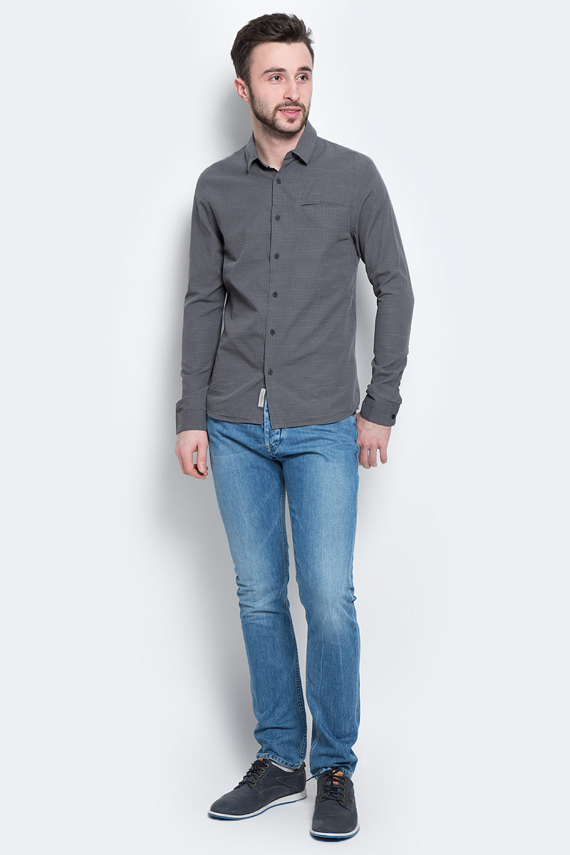РубашкаJ3EJ301944 РубашкаJ3EJ301944Мужская рубашка Calvin Klein Jeans, выполненная из натурального хлопка, идеально дополнит ваш образ. Материал мягкий и приятный на ощупь, не сковывает движения и позволяет коже дышать. Рубашка слегка приталенного кроя с длинными рукавами и отложным воротником спереди застегивается на пуговицы. Манжеты на рукавах также застегиваются на пуговицы. На груди изделие дополнено втачным карманом. Спинка модели удлинена. Изделие оформлено мелким принтом. Такая рубашка будет дарить вам комфорт в течение всего дня и станет стильным дополнением к вашему гардеробу.