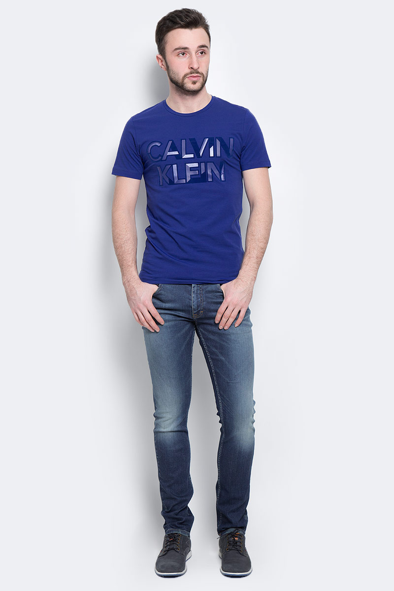 ФутболкаJ30J300562_4950 ФутболкаJ30J300562_4950Мужская футболка Calvin Klein Jeans, выполненная из эластичного хлопка, идеально подойдет для повседневной носки. Материал очень мягкий и приятный на ощупь, не сковывает движения и хорошо пропускает воздух. Футболка с круглым вырезом горловины и короткими рукавами имеет полуприлегающий силуэт. Спереди изделие украшено фактурной надписью с названием бренда. Такая модель будет дарить вам комфорт в течение всего дня и станет стильным дополнением к вашему образу.