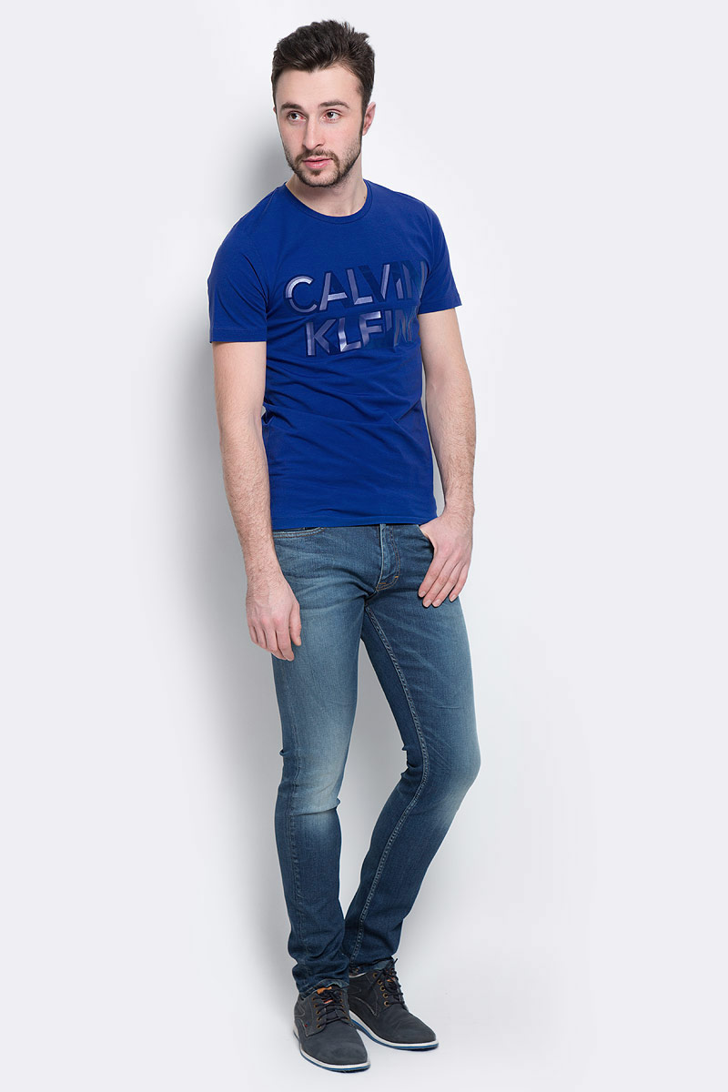 ДжинсыJ30J304293_9114 ДжинсыJ30J304293_9114Мужские джинсы Calvin Klein Jeans, выполненные из эластичного хлопка с небольшим добавлением эластана, отлично дополнят ваш образ. Ткань изделия тактильно приятная, не стесняет движений, позволяет коже дышать. Джинсы застегиваются в поясе на пуговицу и имеют ширинку на молнии. На модели предусмотрены шлевки для ремня. Спереди джинсы дополнены двумя втачными карманами и одним маленьким накладным, сзади - двумя накладными карманами. Оформлено изделие эффектом потертости и перманентными складками. Высокое качество кроя и пошива, актуальный дизайн и расцветка придают изделию неповторимый стиль ииндивидуальность. Модель займет достойное место в вашем гардеробе!