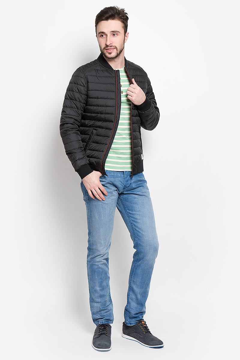 Куртка3532956.00.12_4681 Куртка3532956.00.12_4681Стильная мужская куртка Tom Tailor Denim выполнена из полиэстера на подкладки из 100% полиэстера и рассчитана на прохладную погоду. Куртка поможет вам почувствовать себя максимально комфортно и стильно. Модель с длинными рукавами и воротником-стойкой застегивается на застежку-молнию. Воротник выполнен из трикотажной резинки. Низ рукавов и низ модели обработаны широкой эластичной манжетой. Куртка дополнена двумя прорезными карманами на кнопке. Модный дизайн и практичность - отличный выбор на каждый день!